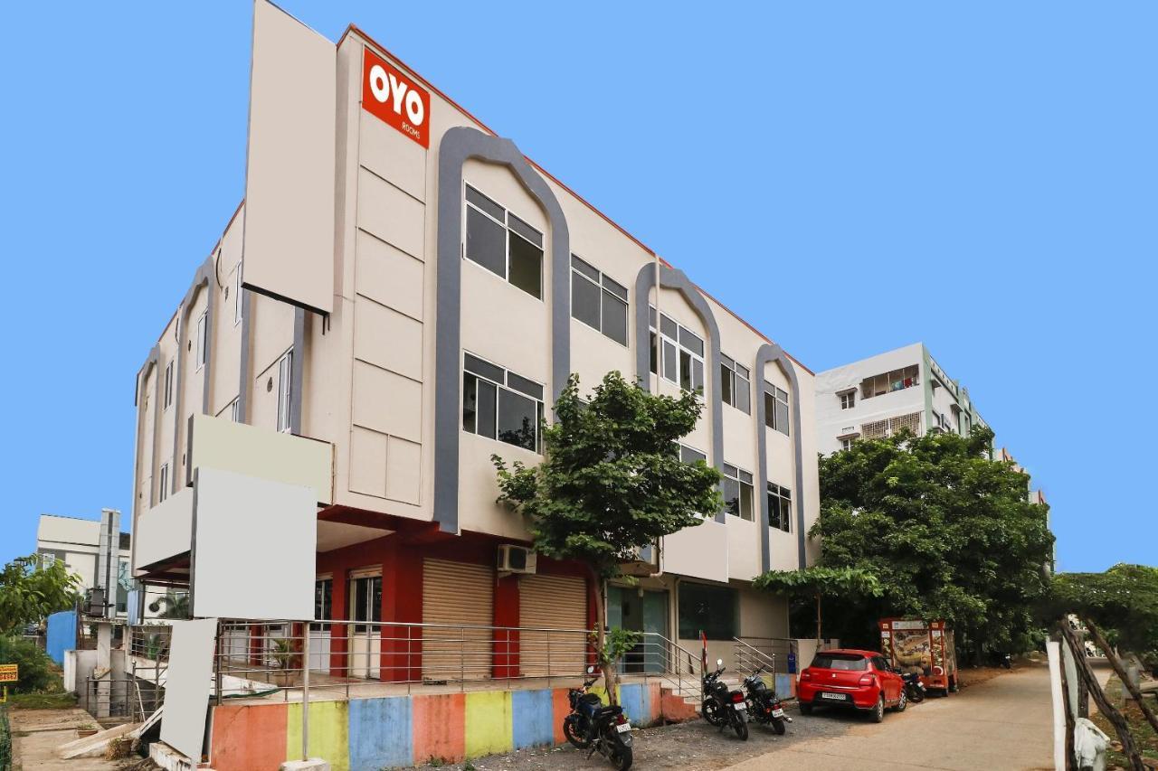 ホテル Oyo Dharani Grand Khammam エクステリア 写真